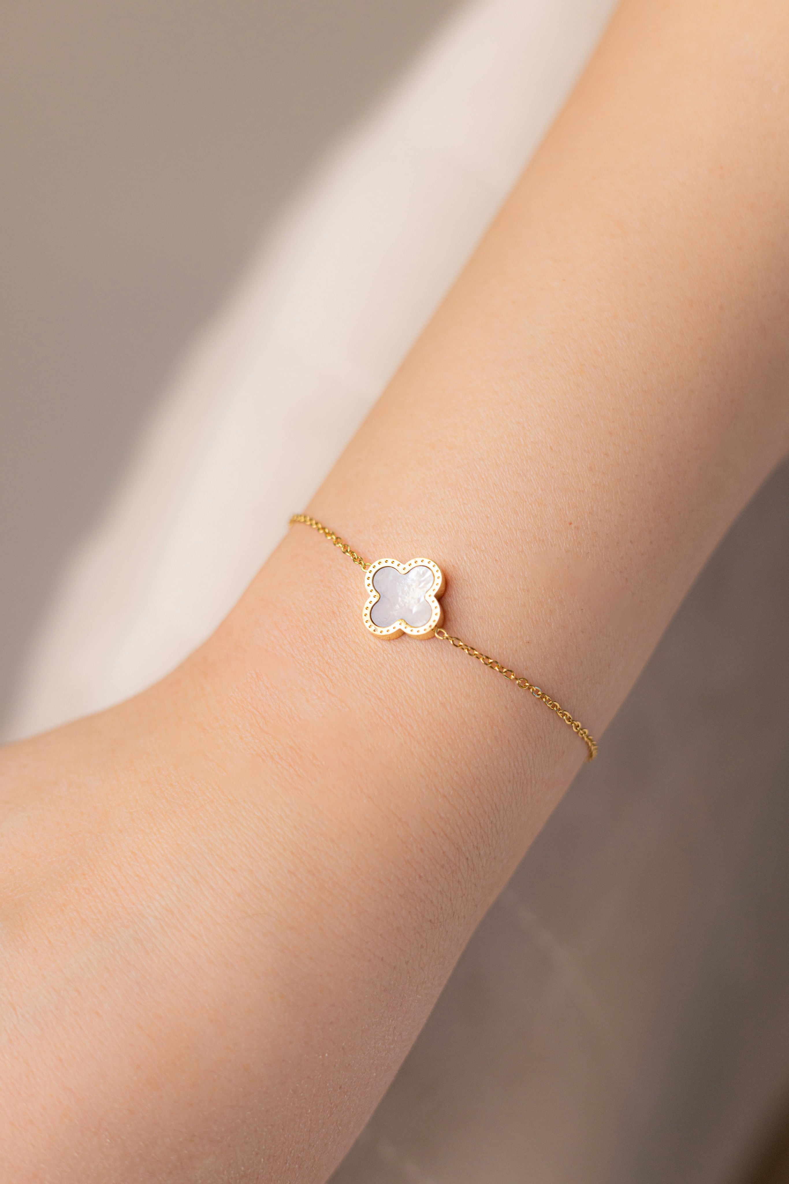 One Clover black mother-of-pearl bracelet