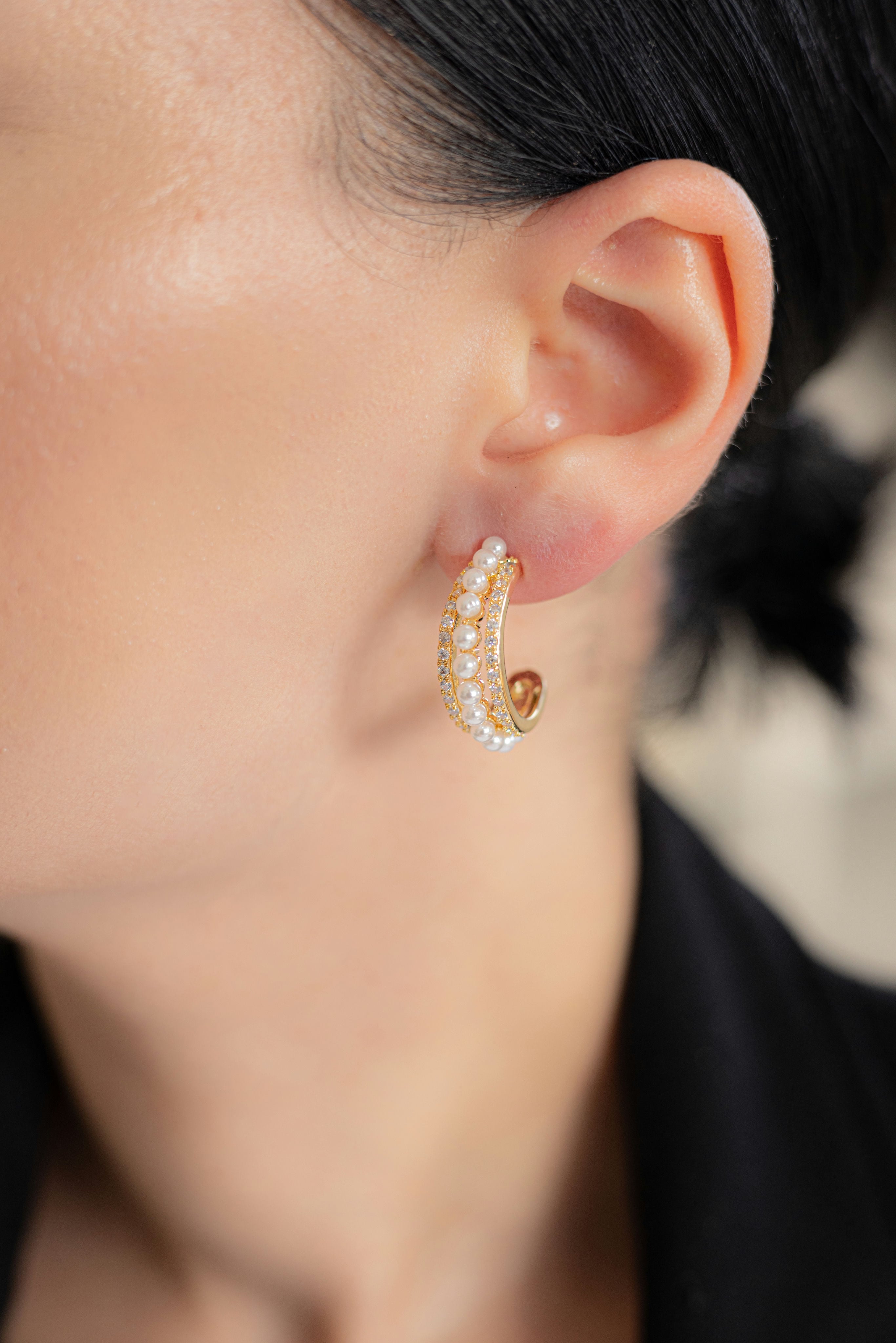 Larissa Pearl Midi hoop earrings